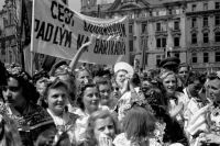 Жители Праги приветствуют участников восстания, 1945 год.