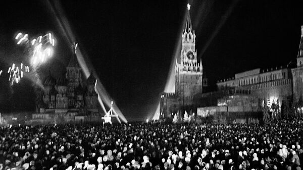 Салют на Красной площади в Москве по случаю Дня Победы 9 мая 1945 года