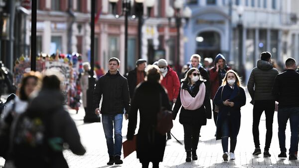 Прохожие на улице Старый Арбат в Москве Прохожие на улице Старый Арбат в Москве