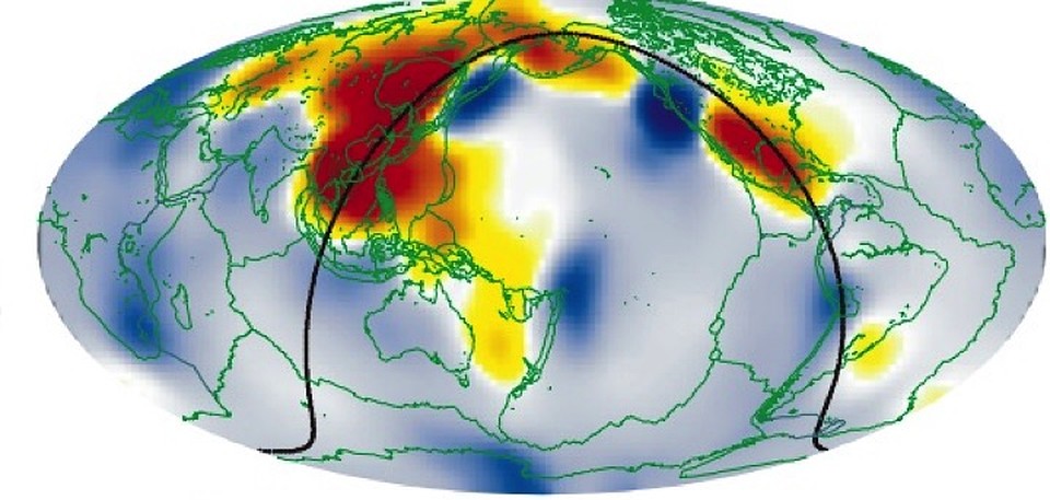 Районы аномального затухания сейсмических волн отмечены на карте красным цветом. Именно под ними и расположены подземные океаны. 