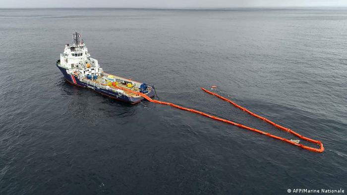 The BSAA Argonaute vessel installs a so-called boom to clean the oil spill (photo: AFP/Marine Nationale)