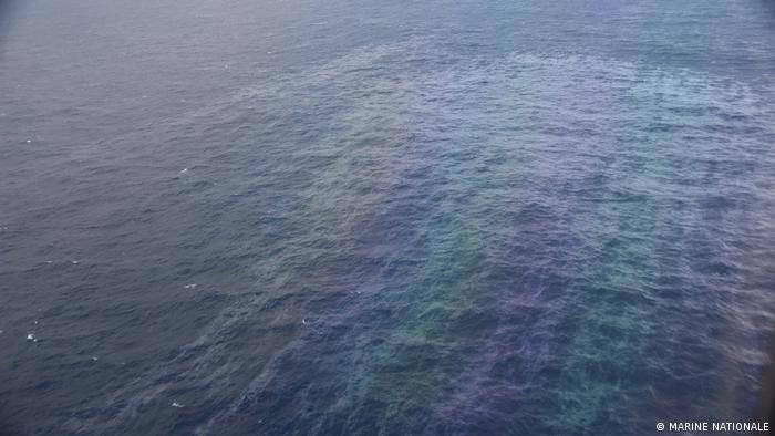 The remnants of an oil spill across the surface of the water (photo: Marine Nationale)