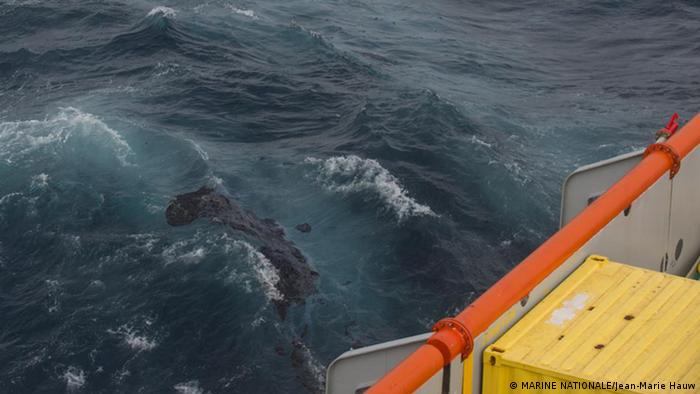 Oil rises to the ocean surface in the Atlantic (photo: Marine Nationale)
